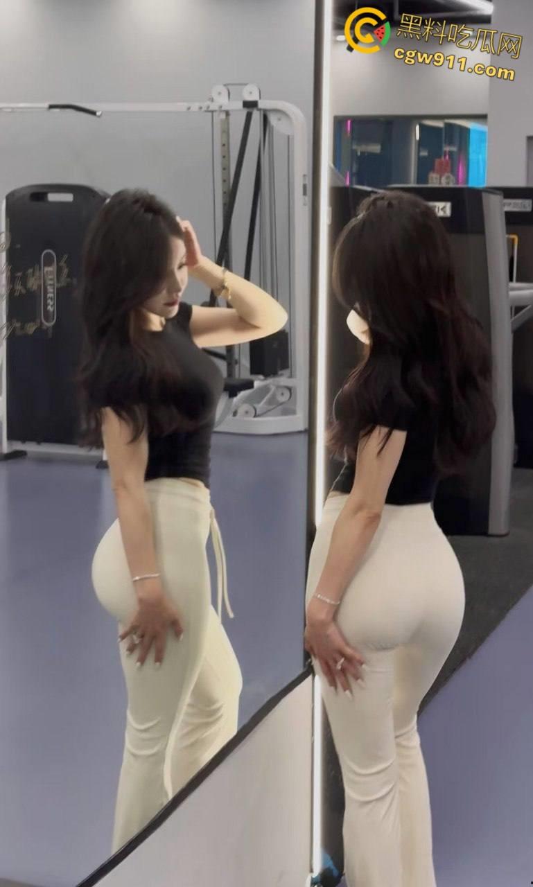 海航空姐【童谣s】，空乘制服都没来得及脱，就被金主车震手撕肉丝，无套中出白虎嫩穴，后入啪啪撞击臀浪翻滚！  第2张