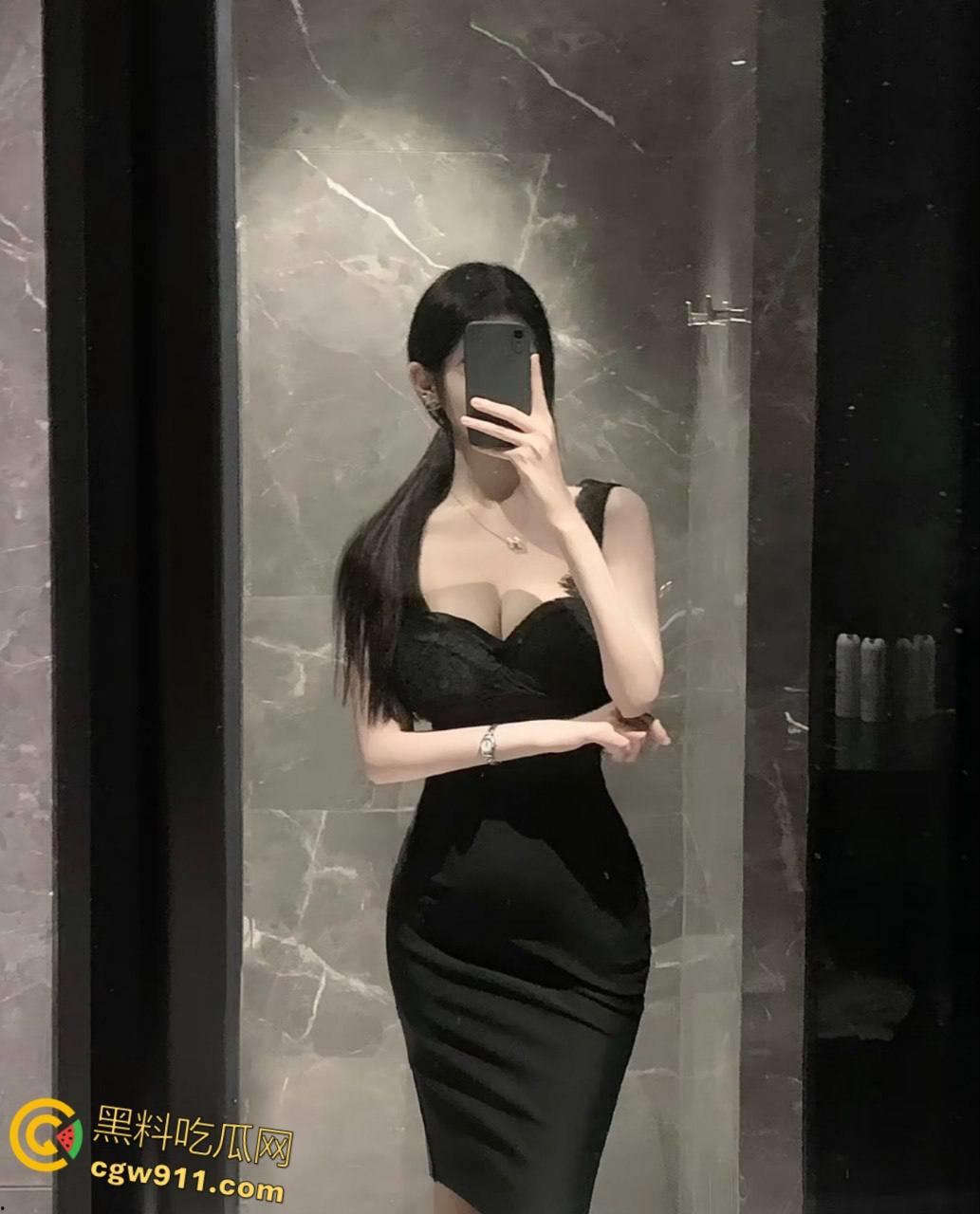 海航空姐【童谣s】，空乘制服都没来得及脱，就被金主车震手撕肉丝，无套中出白虎嫩穴，后入啪啪撞击臀浪翻滚！  第3张