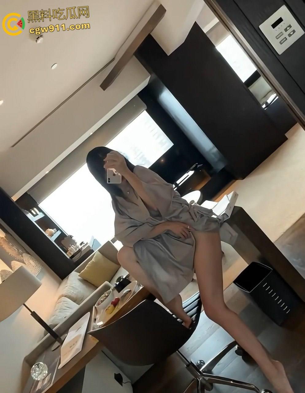 海航空姐【童谣s】，空乘制服都没来得及脱，就被金主车震手撕肉丝，无套中出白虎嫩穴，后入啪啪撞击臀浪翻滚！  第4张