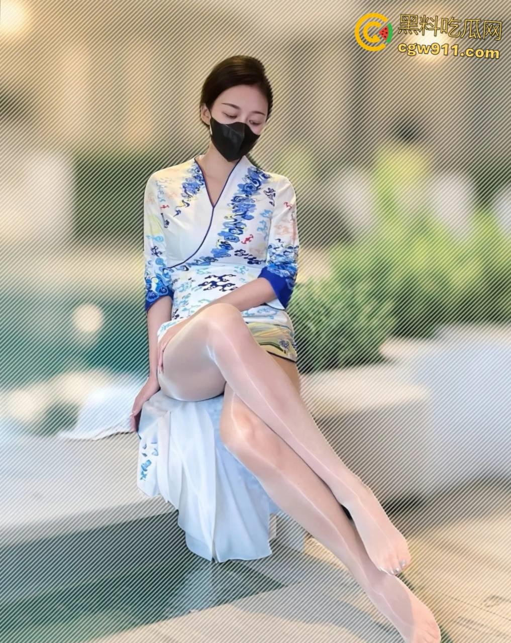 海航空姐【童谣s】，空乘制服都没来得及脱，就被金主车震手撕肉丝，无套中出白虎嫩穴，后入啪啪撞击臀浪翻滚！  第5张