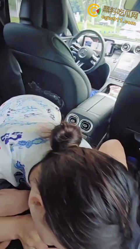 海航空姐【童谣s】，空乘制服都没来得及脱，就被金主车震手撕肉丝，无套中出白虎嫩穴，后入啪啪撞击臀浪翻滚！  第6张