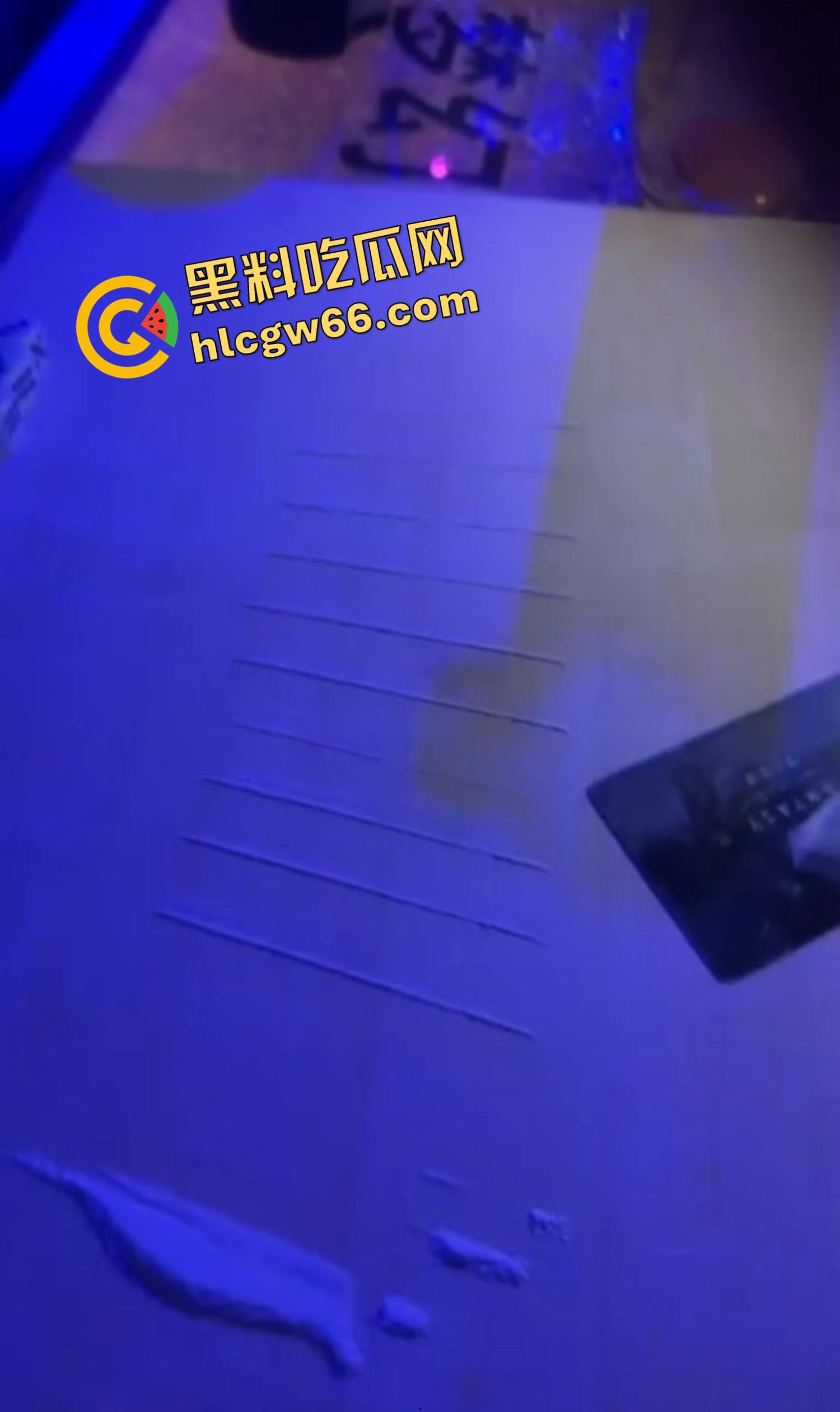 东南亚KTV真实疯批现场，乌烟瘴气全场开K，女的脱光裸舞，男的边吸边操，电影诚不欺我！  第6张