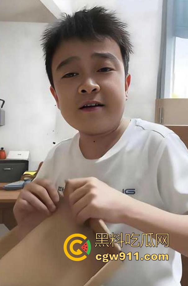 中国达人秀，袖珍女演员【朱洁】被侏儒前夫【秦学仕】，举报婚内出轨【柴彦吉】，拍摄的小视频被曝光！  第8张