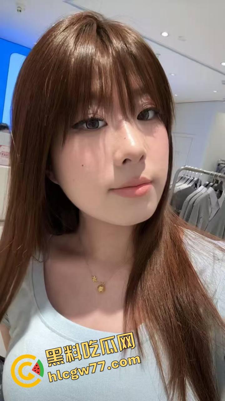 洛阳春药少妇路边失控，躺路沿石抠逼自慰，浪叫老公快操我，家里是没床吗？  第1张