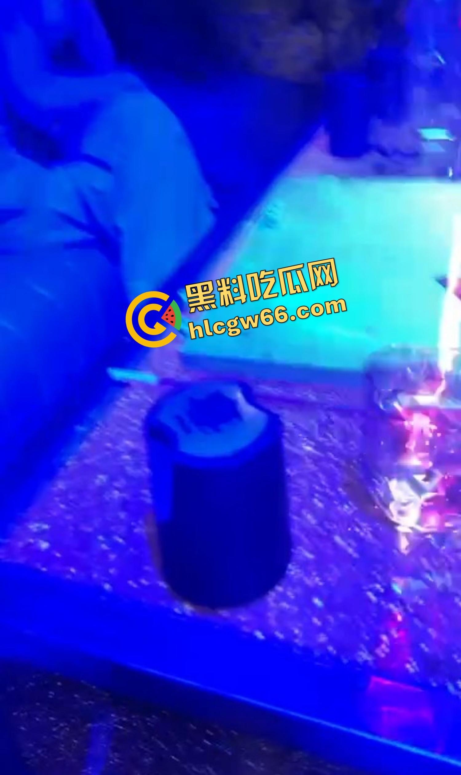 东南亚KTV真实疯批现场，乌烟瘴气全场开K，女的脱光裸舞，男的边吸边操，电影诚不欺我！  第8张