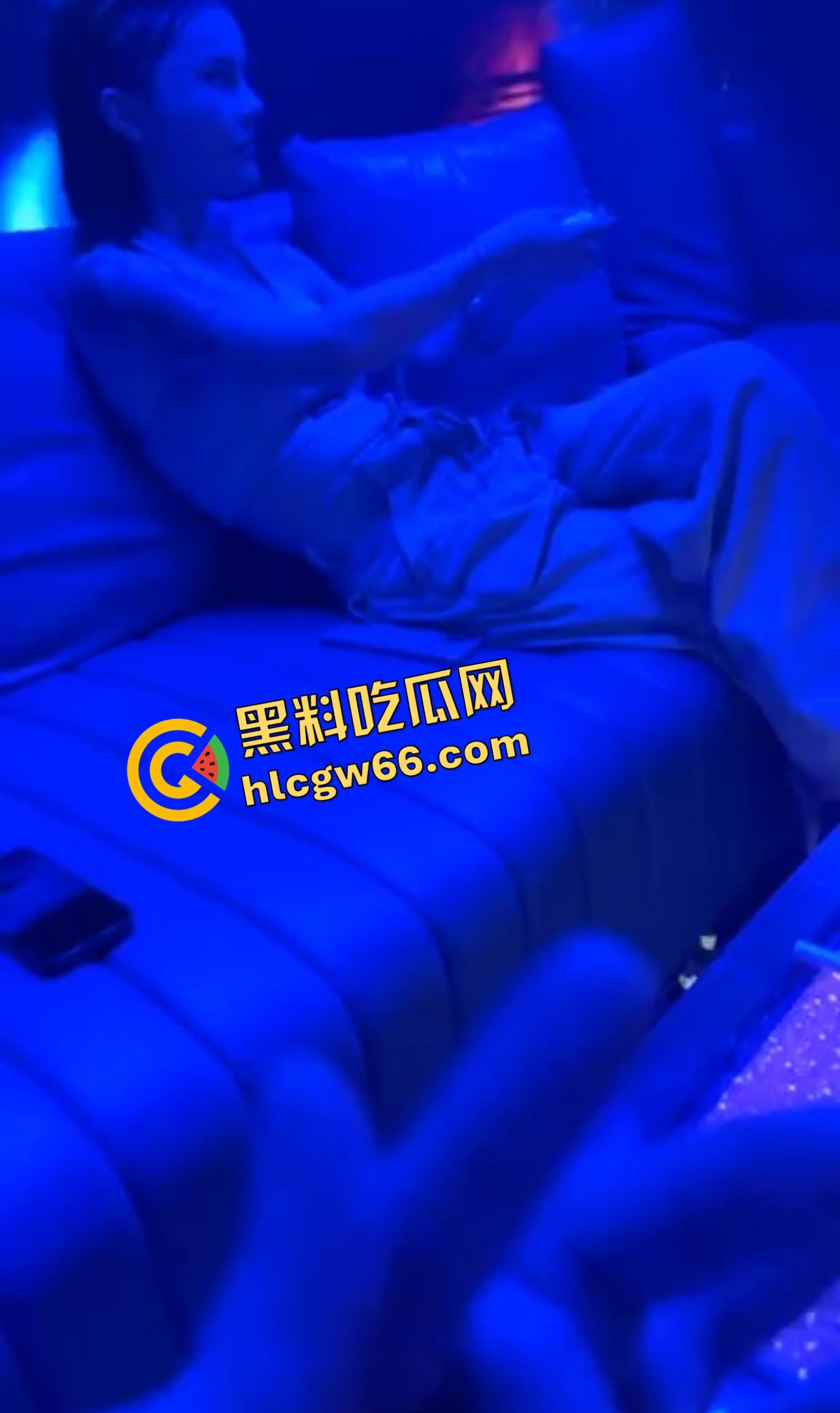 东南亚KTV真实疯批现场，乌烟瘴气全场开K，女的脱光裸舞，男的边吸边操，电影诚不欺我！  第9张