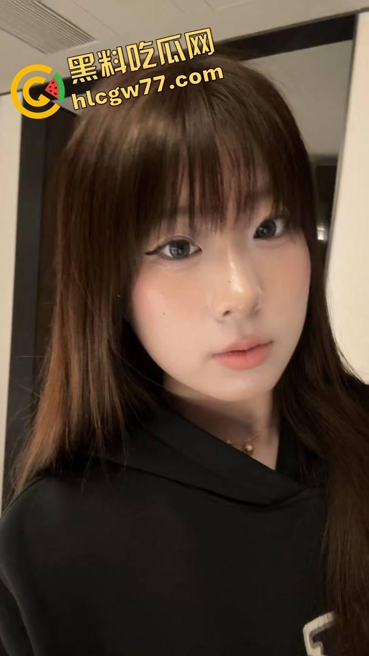 洛阳春药少妇路边失控，躺路沿石抠逼自慰，浪叫老公快操我，家里是没床吗？  第4张