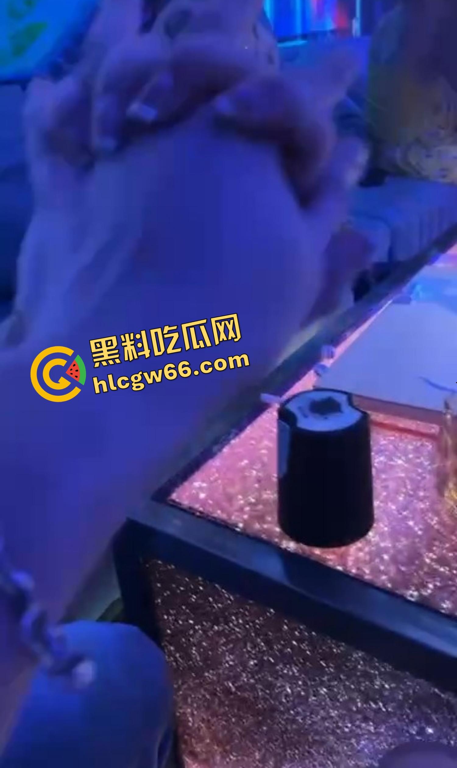 东南亚KTV真实疯批现场，乌烟瘴气全场开K，女的脱光裸舞，男的边吸边操，电影诚不欺我！  第11张