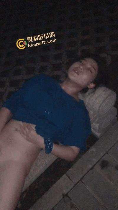 洛阳春药少妇路边失控，躺路沿石抠逼自慰，浪叫老公快操我，家里是没床吗？  第11张