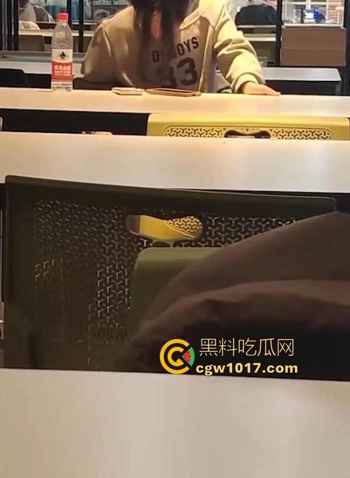 餐厅内情侣大胆玩抠逼，妹子表情扭曲高潮，全自动骑乘榨精，从娇羞到高潮喷潮，合着我们都是你们pay中的一环呗！  第2张