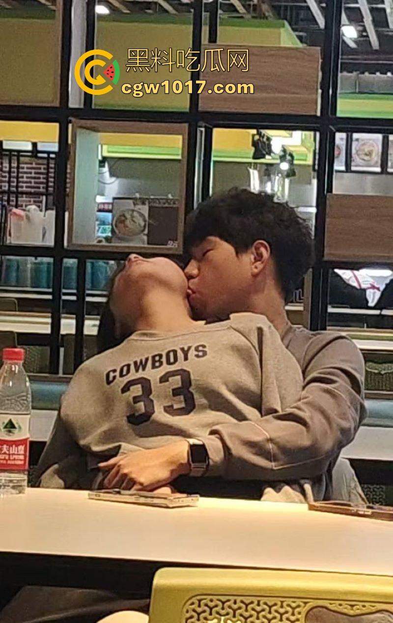 餐厅内情侣大胆玩抠逼，妹子表情扭曲高潮，全自动骑乘榨精，从娇羞到高潮喷潮，合着我们都是你们pay中的一环呗！  第9张