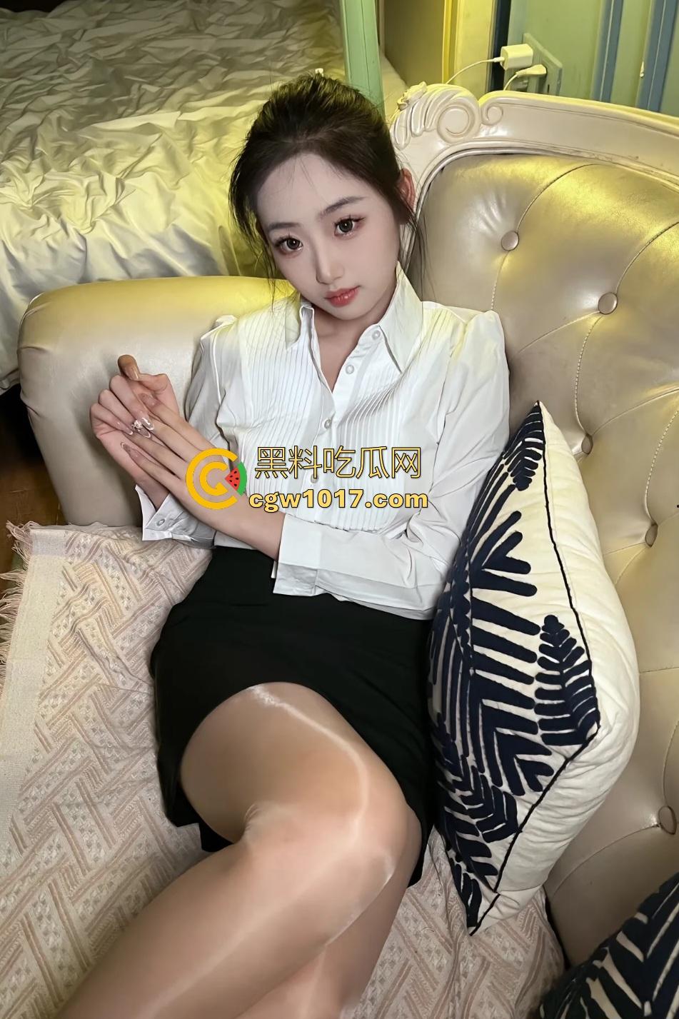 小儿子被妈妈强迫亲脚，隔肉丝亲B搞得老妈还淫叫，被脚压着头去舔还嫌弃，小伙子我劝你别不识好歹？  第1张