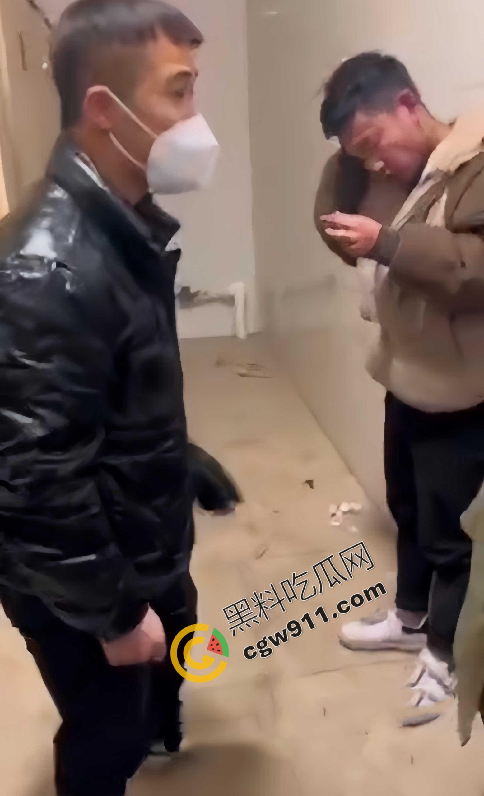 丈夫公厕怒抓出轨妻子： 奸夫被暴揍头破血流，妻子惊慌失措，网友纷纷点赞“真男子汉”  第1张