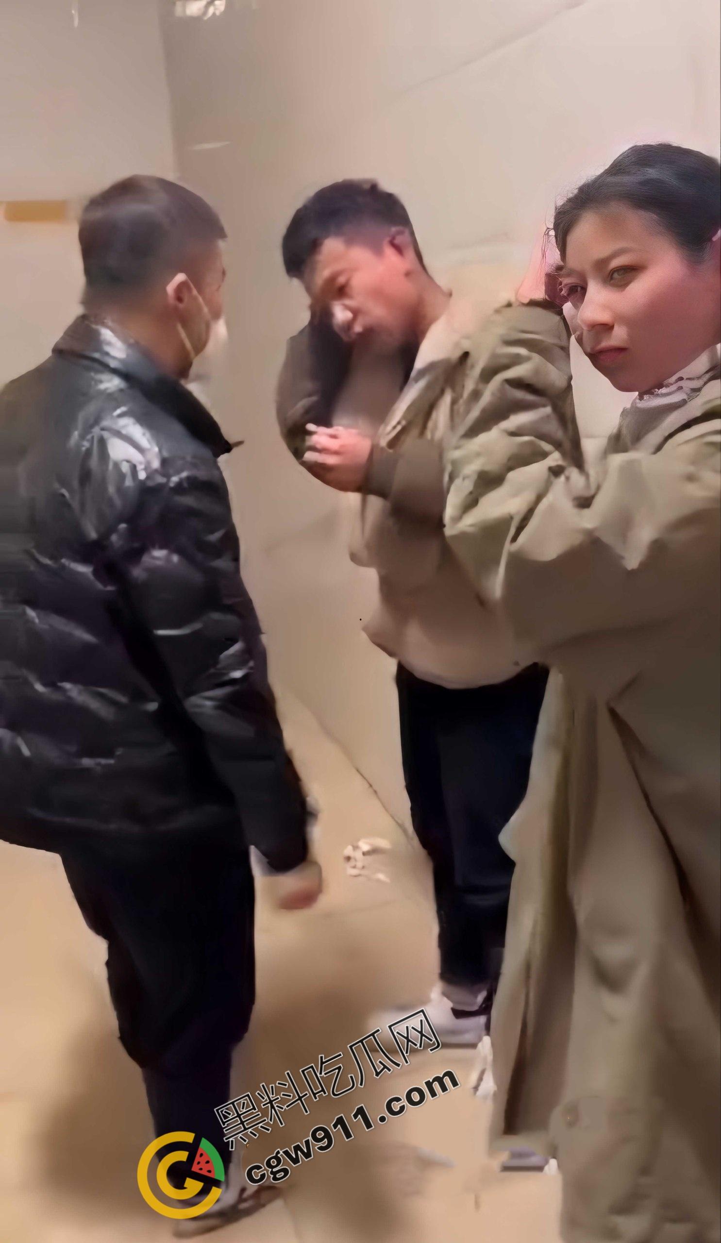 丈夫公厕怒抓出轨妻子： 奸夫被暴揍头破血流，妻子惊慌失措，网友纷纷点赞“真男子汉”  第2张