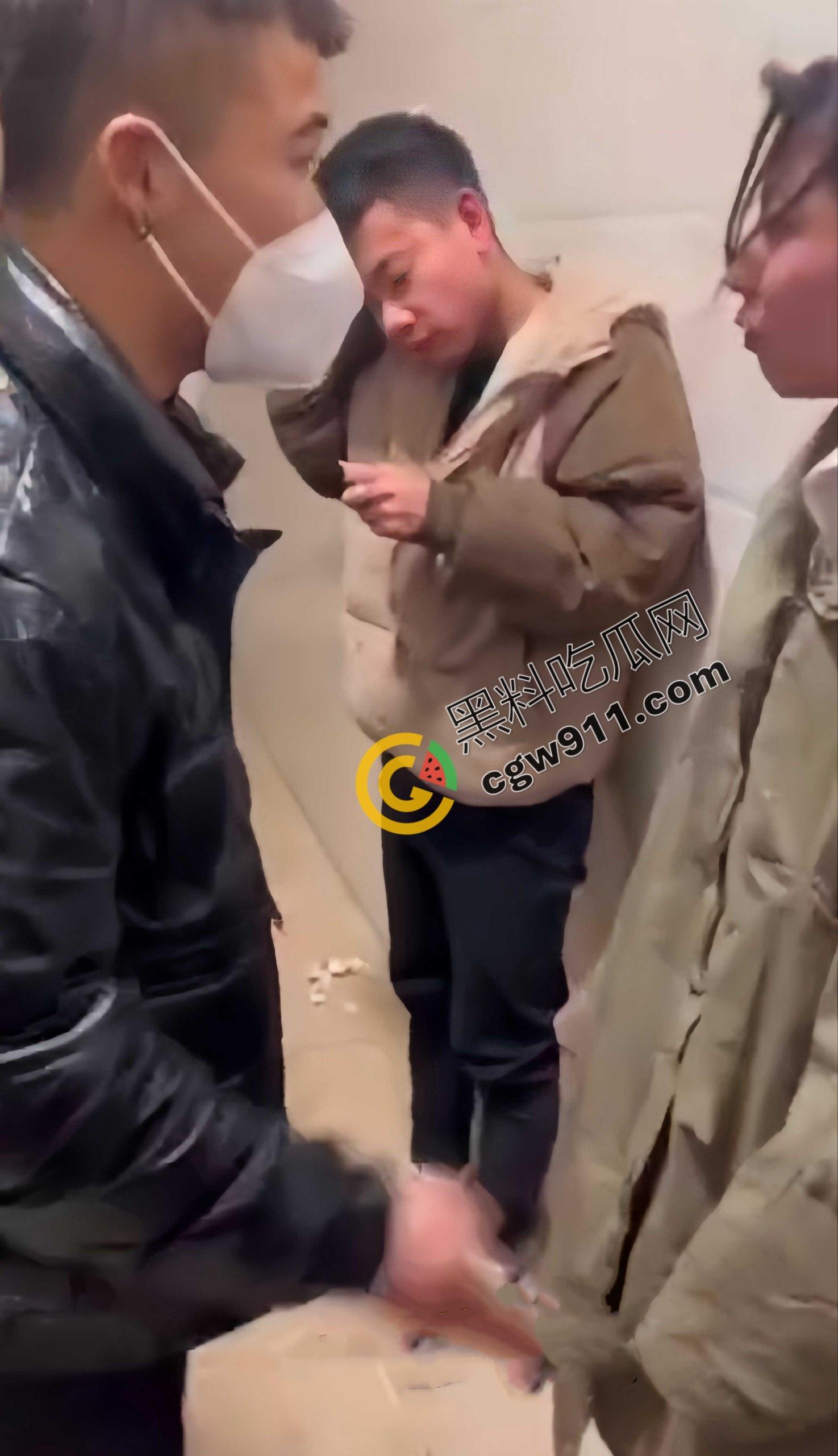 丈夫公厕怒抓出轨妻子： 奸夫被暴揍头破血流，妻子惊慌失措，网友纷纷点赞“真男子汉”  第3张