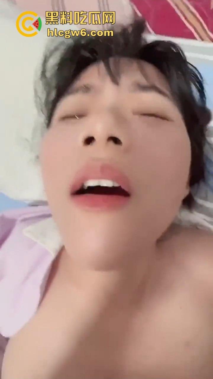 河北张家口小哥新交女友变母狗，26岁处女被破后骚到主动求干，同居后一起看AV随时开干，母狗养成教程上线！  第2张