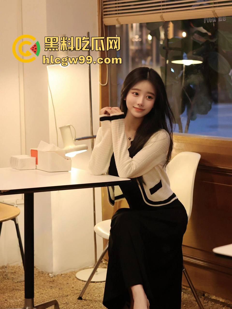 天津绿帽老公酒店开房安排单男爆操老婆，自己缩在厕所撸到腿软，透过玻璃看现场春宫秀！  第1张