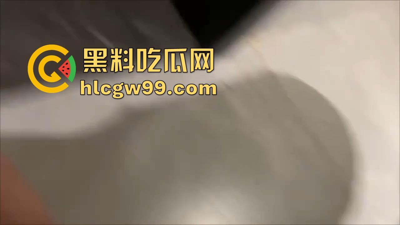 天津绿帽老公酒店开房安排单男爆操老婆，自己缩在厕所撸到腿软，透过玻璃看现场春宫秀！  第11张