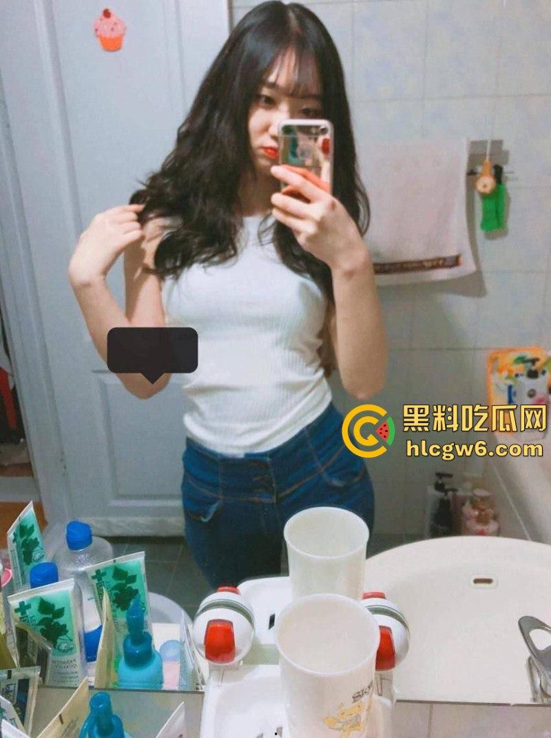 极品美乳妹子【邹雯】不雅自拍视频被渣男炫耀泄密 揉胸抠B自慰十分刺激！  第2张