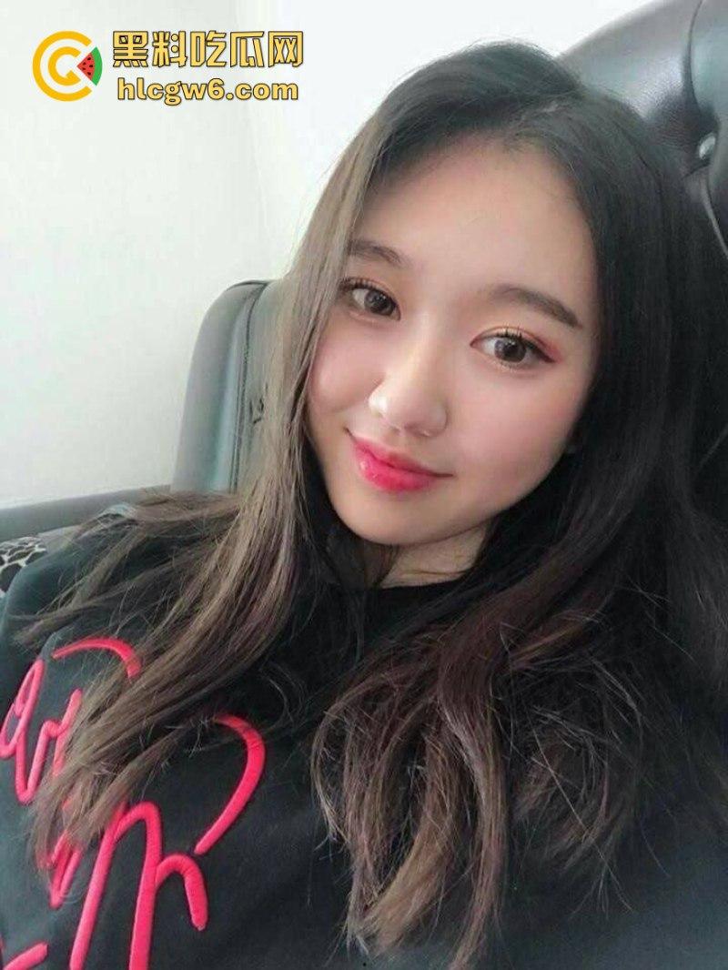 极品美乳妹子【邹雯】不雅自拍视频被渣男炫耀泄密 揉胸抠B自慰十分刺激！  第3张