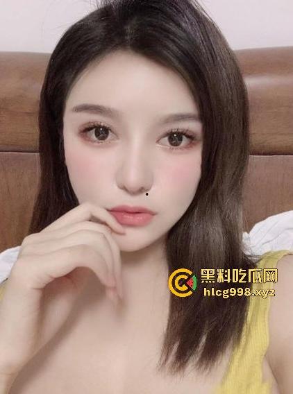 瓜友双飞高端模特爽到飞起！一个吃鸡巴一个舔胸，全程不戴眼罩，骚操作投稿只打私处马赛克！  第2张