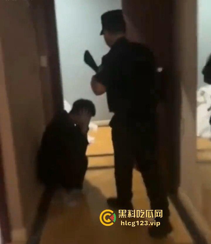 佤邦抓电信诈骗现场直播！一人六机连骗五线，正诈骗得起劲，警察直接端了！  第2张