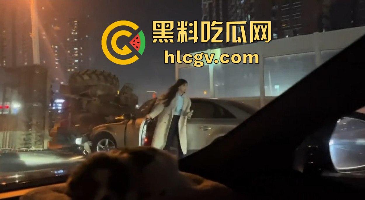 全网疯找风衣奥迪姐！晚风拂黑发，奥迪掀半挂A4稳坐高速，一掀半挂成神作，优雅永不过时！  第8张