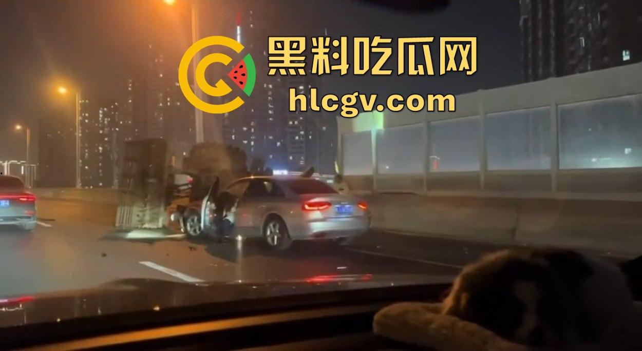 全网疯找风衣奥迪姐！晚风拂黑发，奥迪掀半挂A4稳坐高速，一掀半挂成神作，优雅永不过时！  第11张