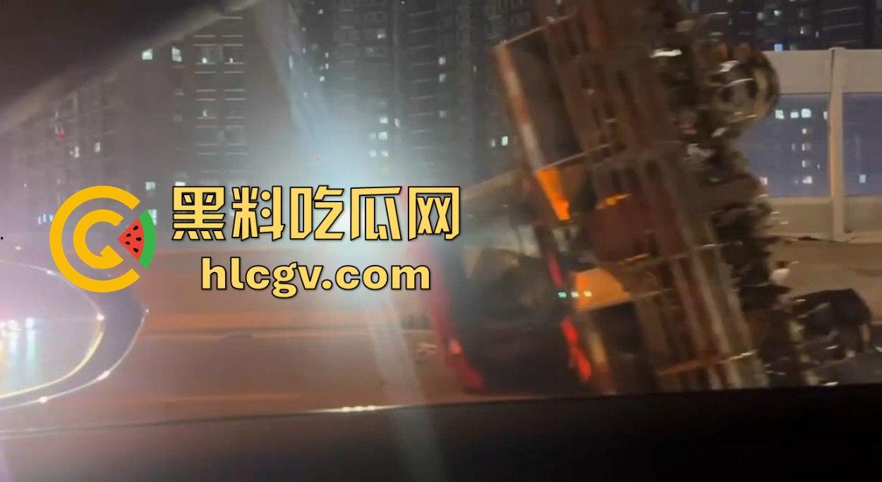 全网疯找风衣奥迪姐！晚风拂黑发，奥迪掀半挂A4稳坐高速，一掀半挂成神作，优雅永不过时！  第13张