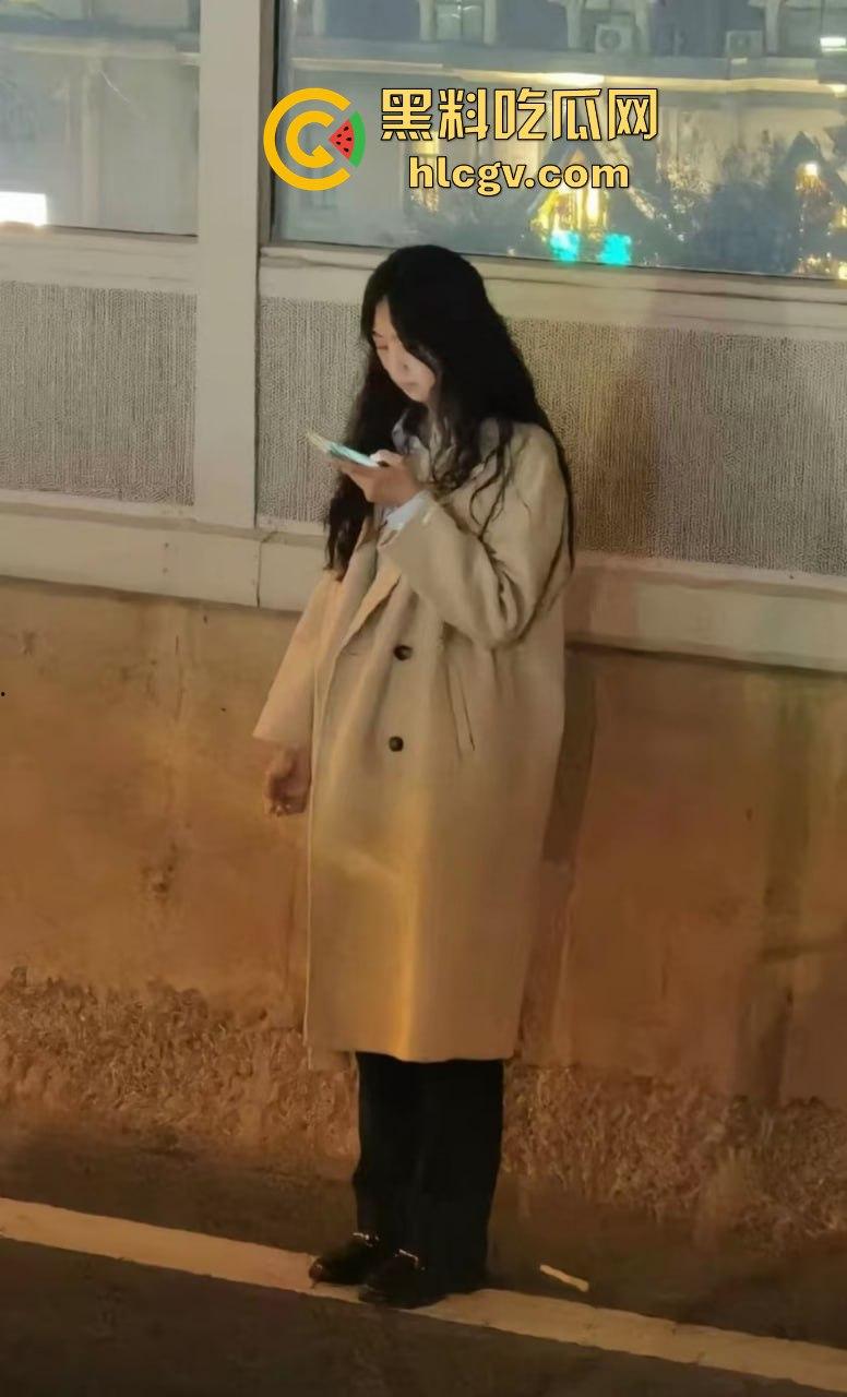 全网疯找风衣奥迪姐！晚风拂黑发，奥迪掀半挂A4稳坐高速，一掀半挂成神作，优雅永不过时！  第14张