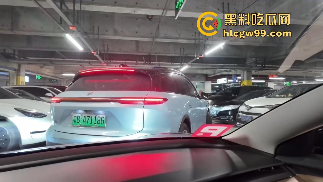 深圳停车场奇葩情侣上演霸位大战 小仙女亮中指逼人让位 最后灰头土脸道歉 真是贱找骂！  第3张