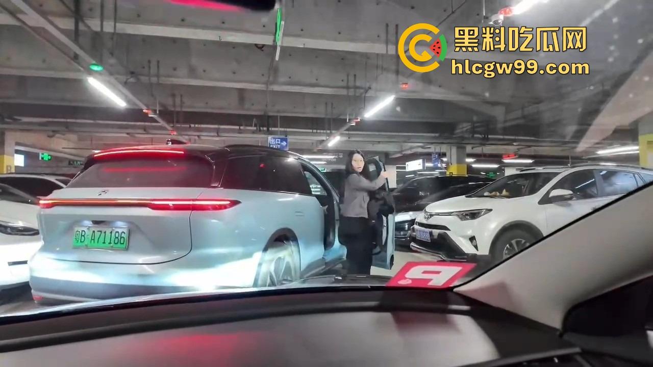 深圳停车场奇葩情侣上演霸位大战 小仙女亮中指逼人让位 最后灰头土脸道歉 真是贱找骂！  第4张