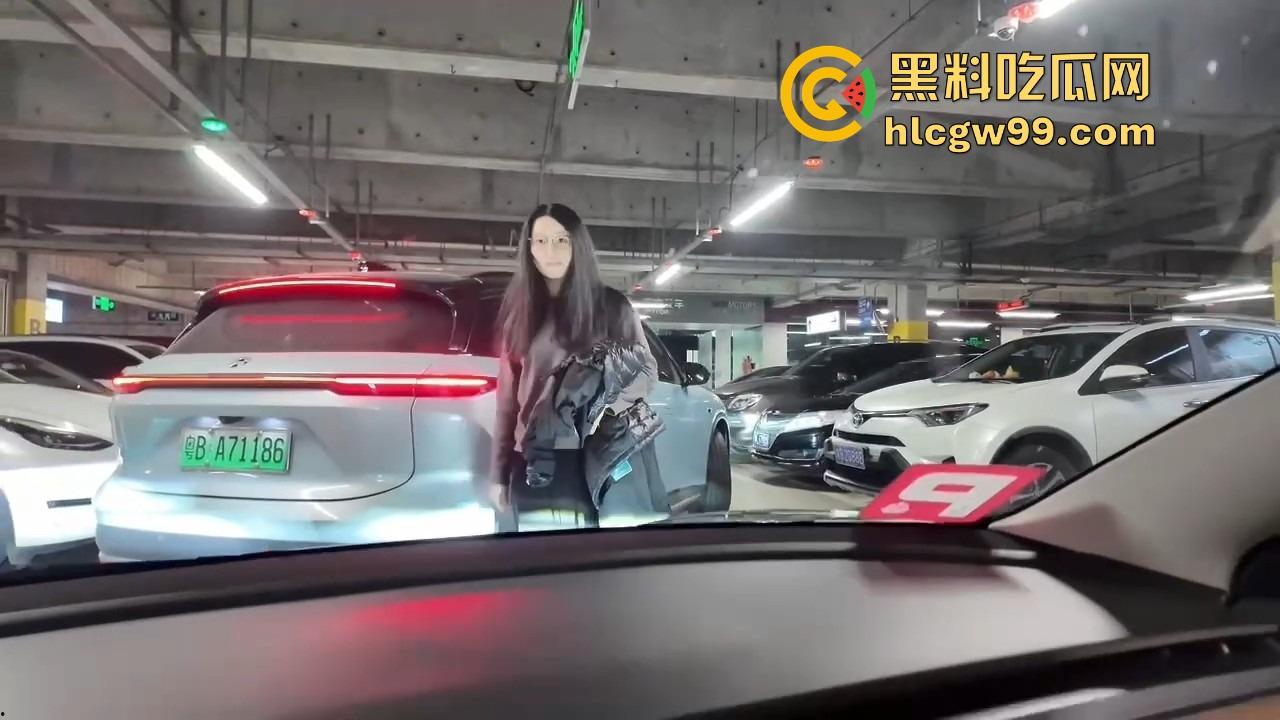 深圳停车场奇葩情侣上演霸位大战 小仙女亮中指逼人让位 最后灰头土脸道歉 真是贱找骂！  第5张