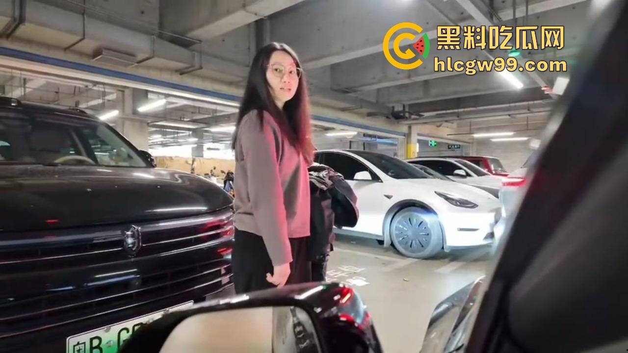 深圳停车场奇葩情侣上演霸位大战 小仙女亮中指逼人让位 最后灰头土脸道歉 真是贱找骂！  第6张