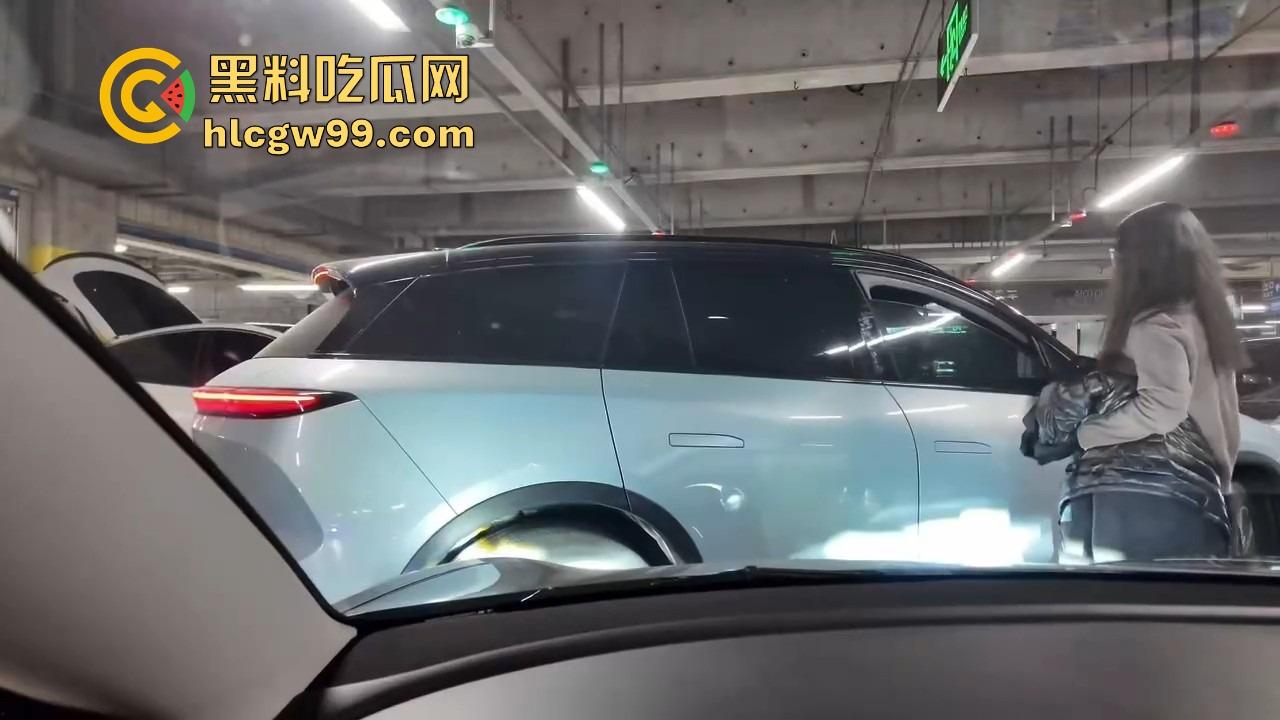 深圳停车场奇葩情侣上演霸位大战 小仙女亮中指逼人让位 最后灰头土脸道歉 真是贱找骂！  第8张