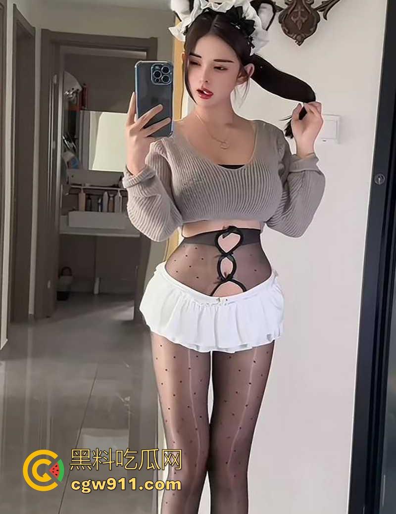 抖音极品网红【嗏烧包】榜一福利视频曝光，百变情趣内衣。极致骚浪淫舞，满嘴骚话浪叫，包你看射！  第2张