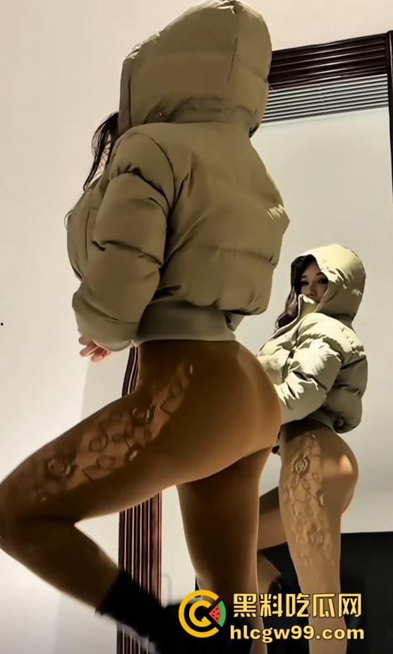 抖音【健身小猫】又出猛料，蜜桃臀绝对天花板，丰满巨乳撑满屏幕，骚货身材男人看了想不沦陷都难！  第6张