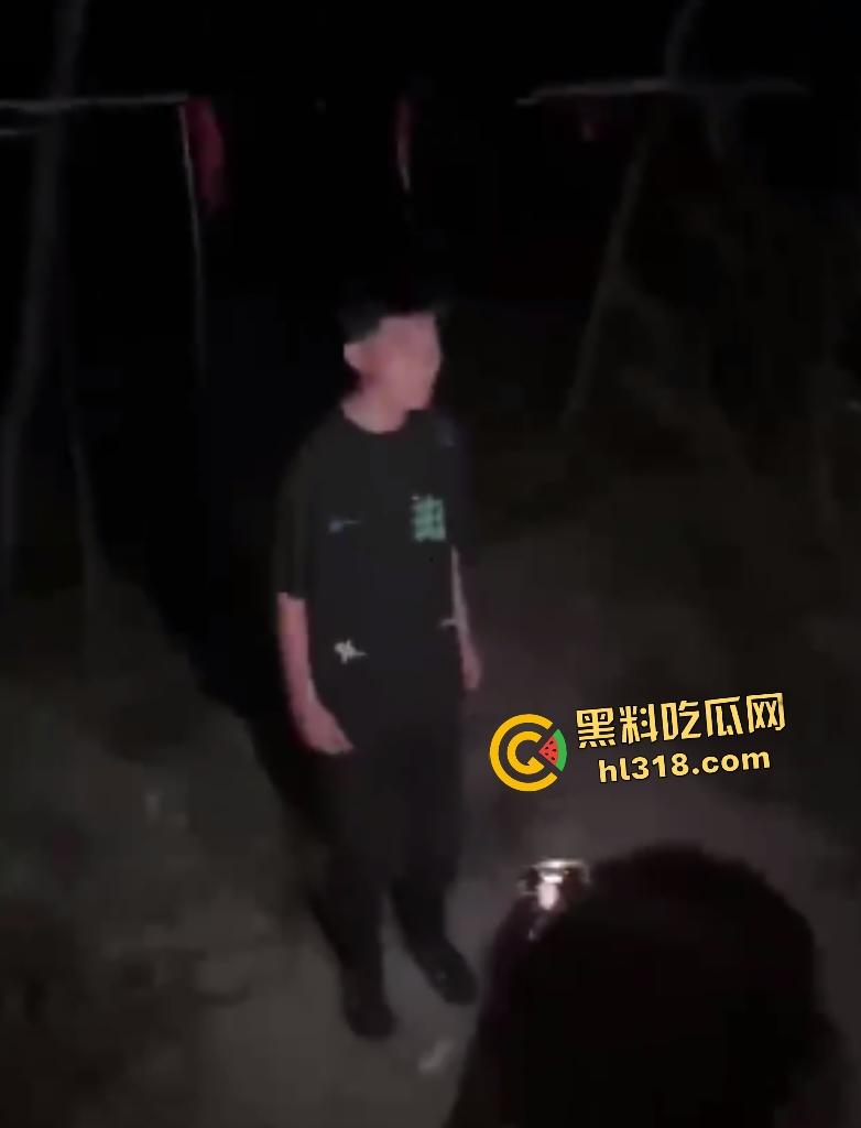 高一恶霸逼学生爷爷奶奶下跪磕头，孙子反击大骂，黑涩会加特林烟花狂喷，最后霸凌者被抓来跪地！  第4张