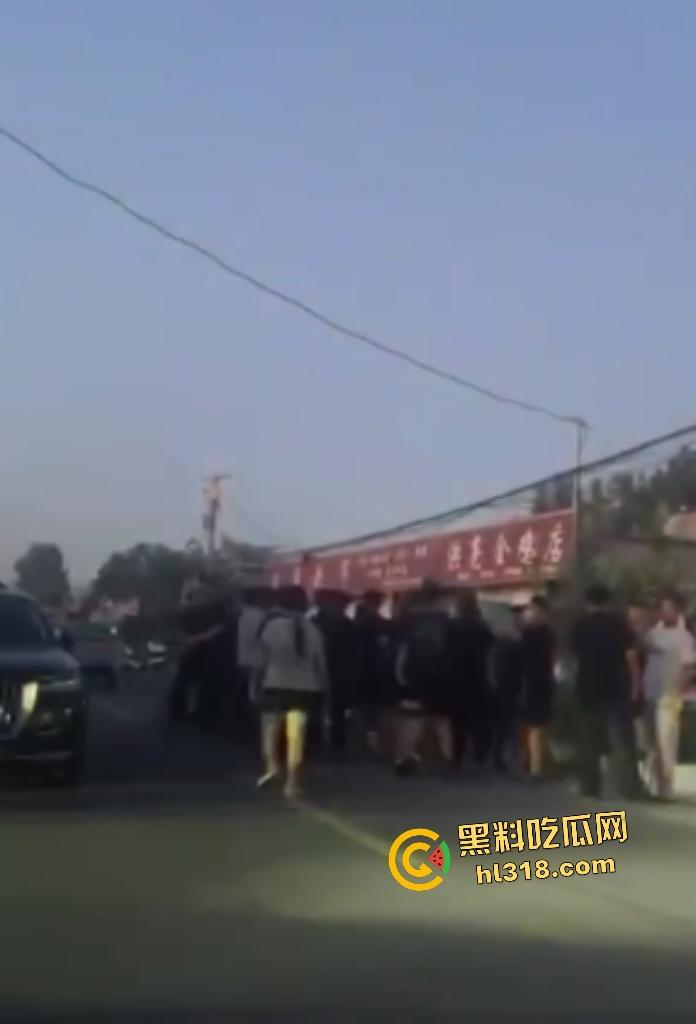 高一恶霸逼学生爷爷奶奶下跪磕头，孙子反击大骂，黑涩会加特林烟花狂喷，最后霸凌者被抓来跪地！  第5张