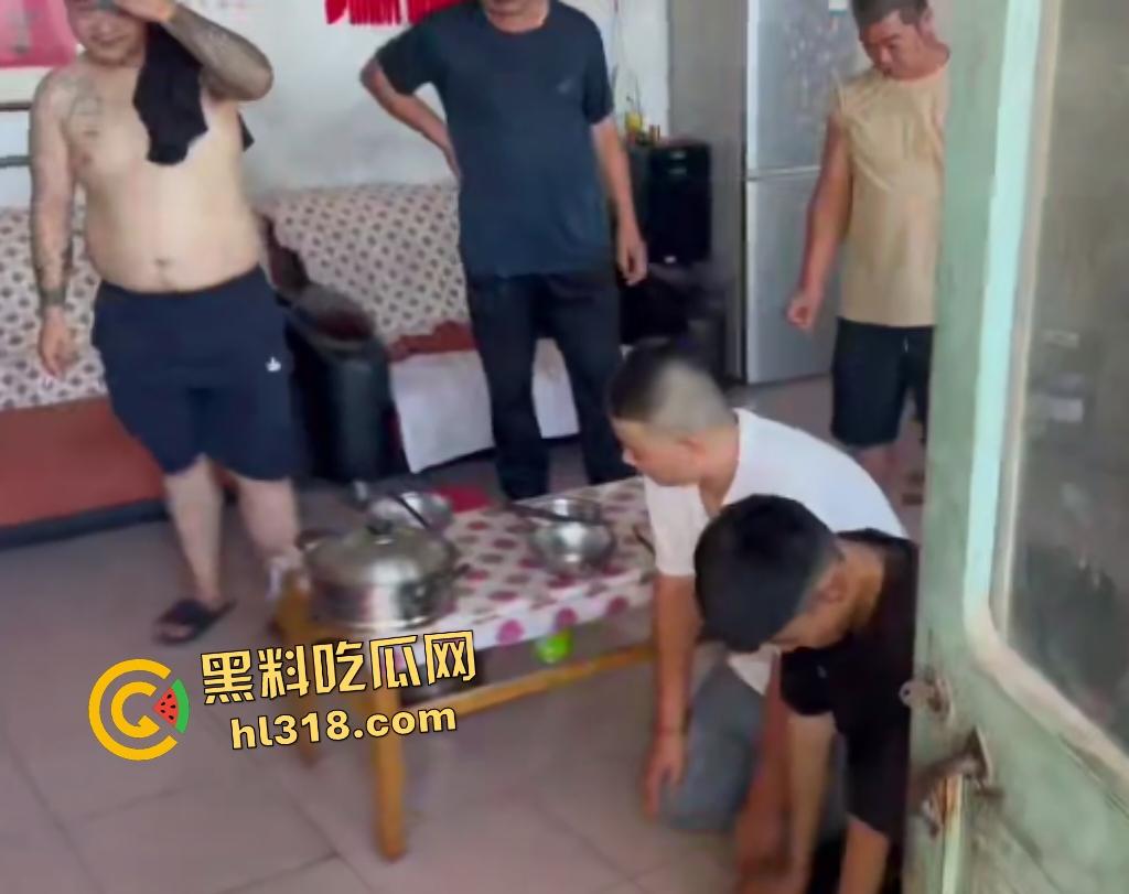 高一恶霸逼学生爷爷奶奶下跪磕头，孙子反击大骂，黑涩会加特林烟花狂喷，最后霸凌者被抓来跪地！  第7张