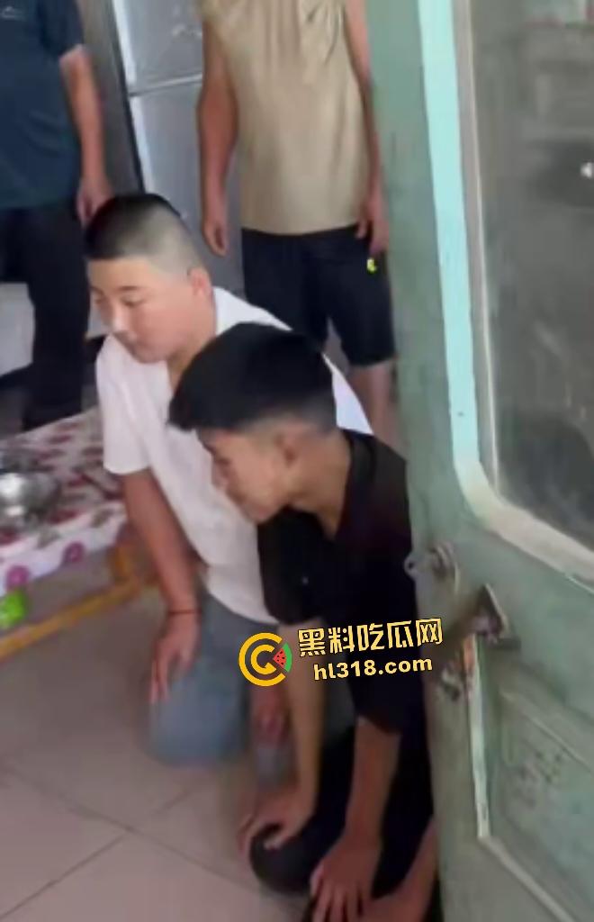 高一恶霸逼学生爷爷奶奶下跪磕头，孙子反击大骂，黑涩会加特林烟花狂喷，最后霸凌者被抓来跪地！  第8张