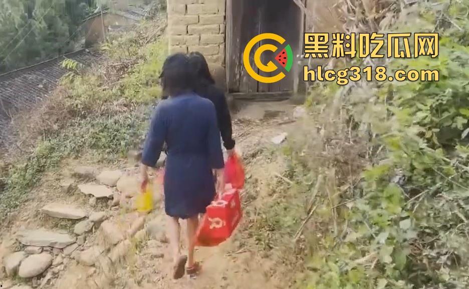 慰问孤寡老人！女子携闺蜜下乡送温暖 换上围裙真空做饭勾引大爷 可惜啊大爷好像不太行！  第1张