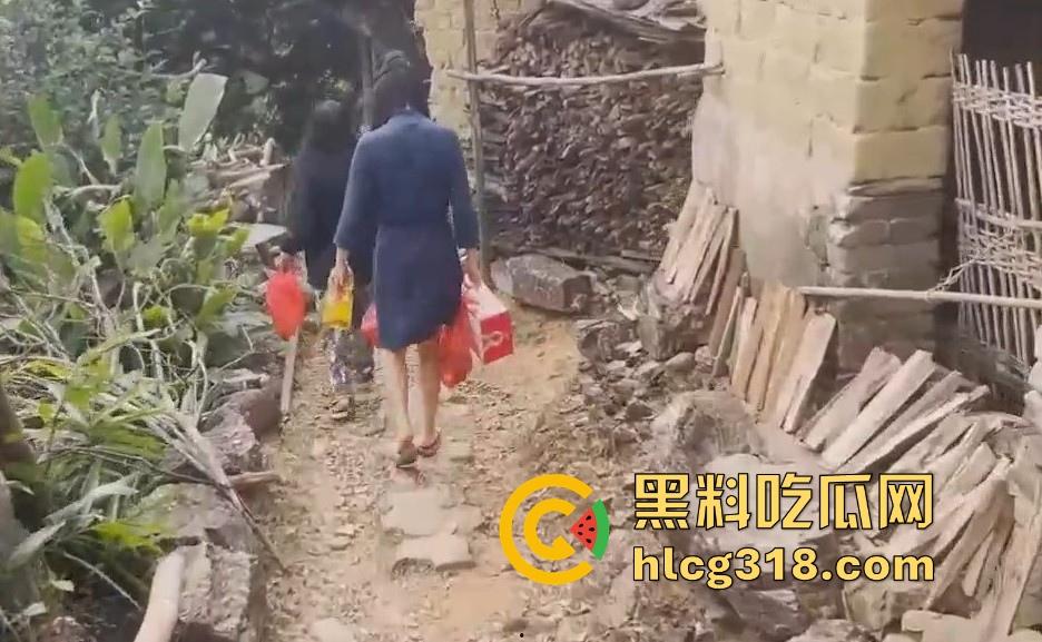 慰问孤寡老人！女子携闺蜜下乡送温暖 换上围裙真空做饭勾引大爷 可惜啊大爷好像不太行！  第2张