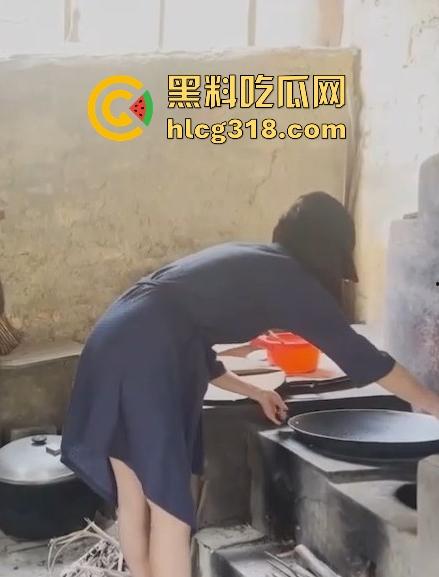 慰问孤寡老人！女子携闺蜜下乡送温暖 换上围裙真空做饭勾引大爷 可惜啊大爷好像不太行！  第3张