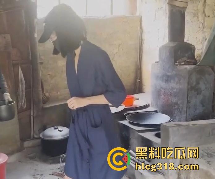 慰问孤寡老人！女子携闺蜜下乡送温暖 换上围裙真空做饭勾引大爷 可惜啊大爷好像不太行！  第4张