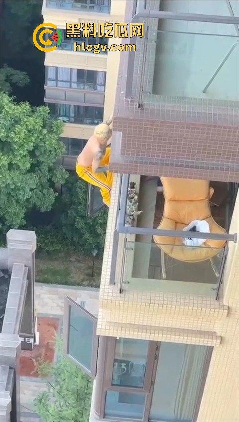 胆小慎入！倔种老黄偷情命都不要！老公查岗不进屋扒在12楼窗外，吓得脚软摔下去，逼再香也不值啊！  第1张