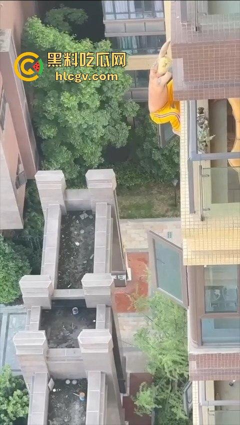 胆小慎入！倔种老黄偷情命都不要！老公查岗不进屋扒在12楼窗外，吓得脚软摔下去，逼再香也不值啊！  第2张