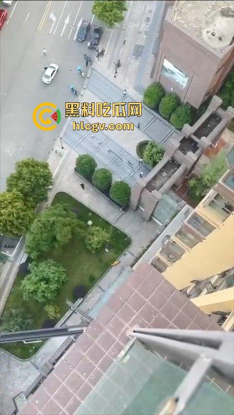 胆小慎入！倔种老黄偷情命都不要！老公查岗不进屋扒在12楼窗外，吓得脚软摔下去，逼再香也不值啊！  第3张