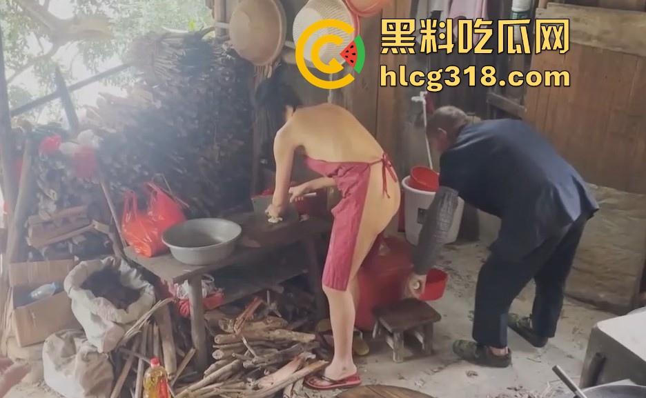 慰问孤寡老人！女子携闺蜜下乡送温暖 换上围裙真空做饭勾引大爷 可惜啊大爷好像不太行！  第11张