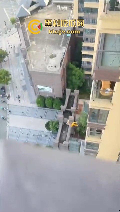 胆小慎入！倔种老黄偷情命都不要！老公查岗不进屋扒在12楼窗外，吓得脚软摔下去，逼再香也不值啊！  第4张